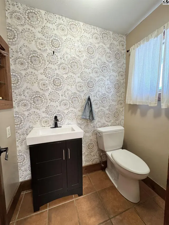 Photo of 2704 Heather Pkwy, Hutchinson, KS
