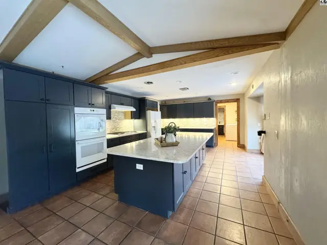 Photo of 2704 Heather Pkwy, Hutchinson, KS