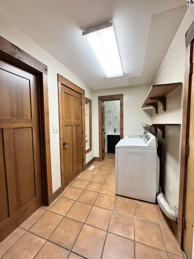 Photo of 2704 Heather Pkwy, Hutchinson, KS