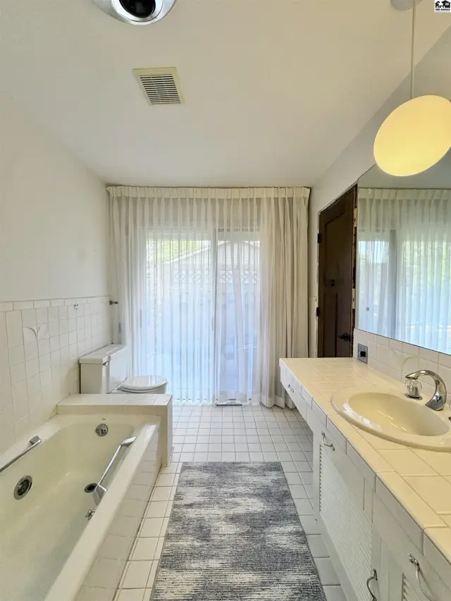 Photo of 2704 Heather Pkwy, Hutchinson, KS