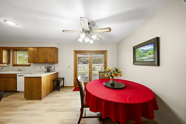 Photo of 1310 Wheatland Dr, Hutchinson, KS