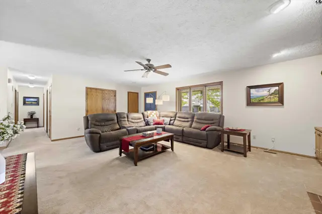 Photo of 1310 Wheatland Dr, Hutchinson, KS