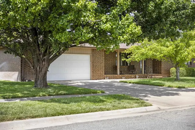 Photo of 1310 Wheatland Dr, Hutchinson, KS