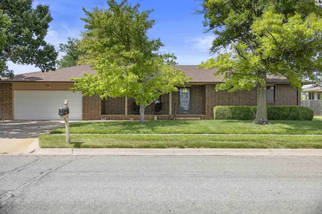 Photo of 1310 Wheatland Dr, Hutchinson, KS