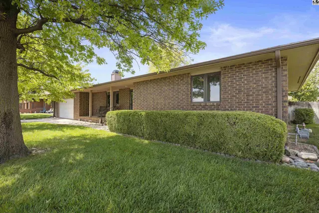 Photo of 1310 Wheatland Dr, Hutchinson, KS