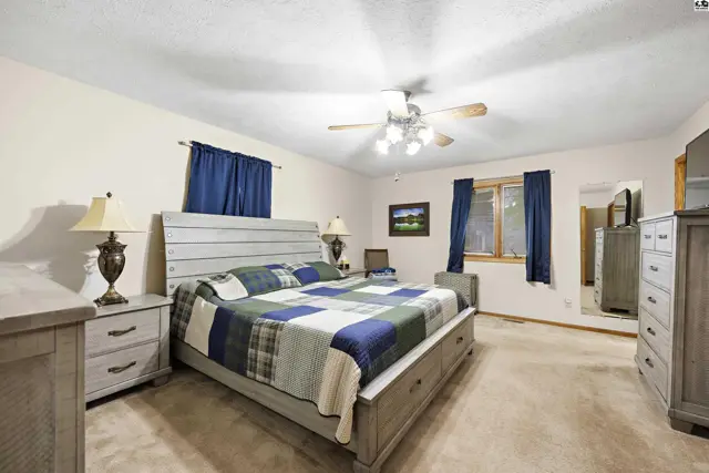 Photo of 1310 Wheatland Dr, Hutchinson, KS