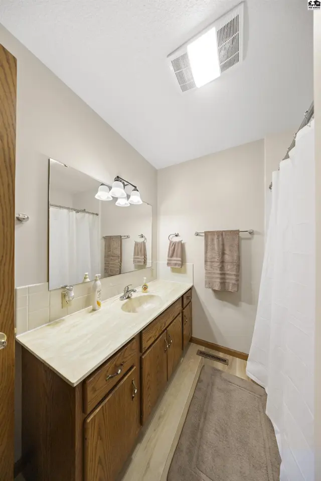Photo of 1310 Wheatland Dr, Hutchinson, KS
