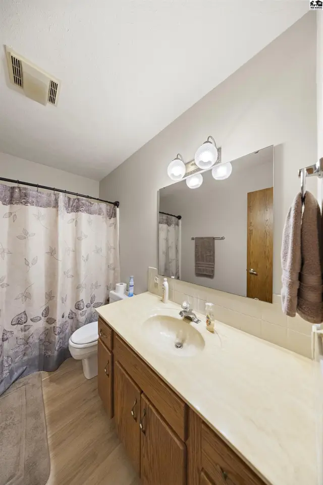 Photo of 1310 Wheatland Dr, Hutchinson, KS