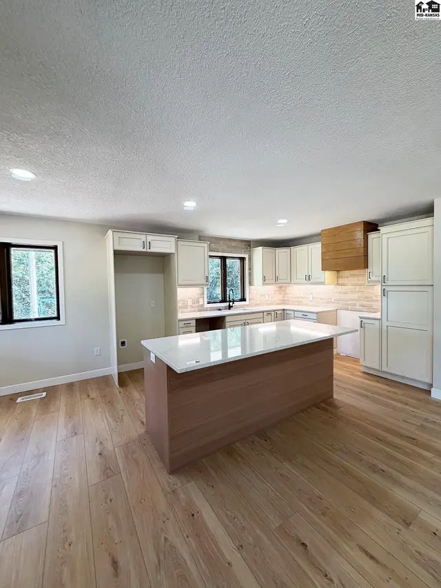 Photo of 775 14th Ave, McPherson, KS