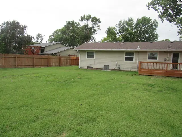 Photo of 1910 James St, Hutchinson, KS