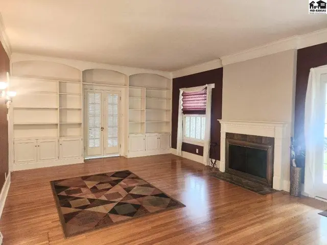 Photo of 108 W 19th Ave, Hutchinson, KS
