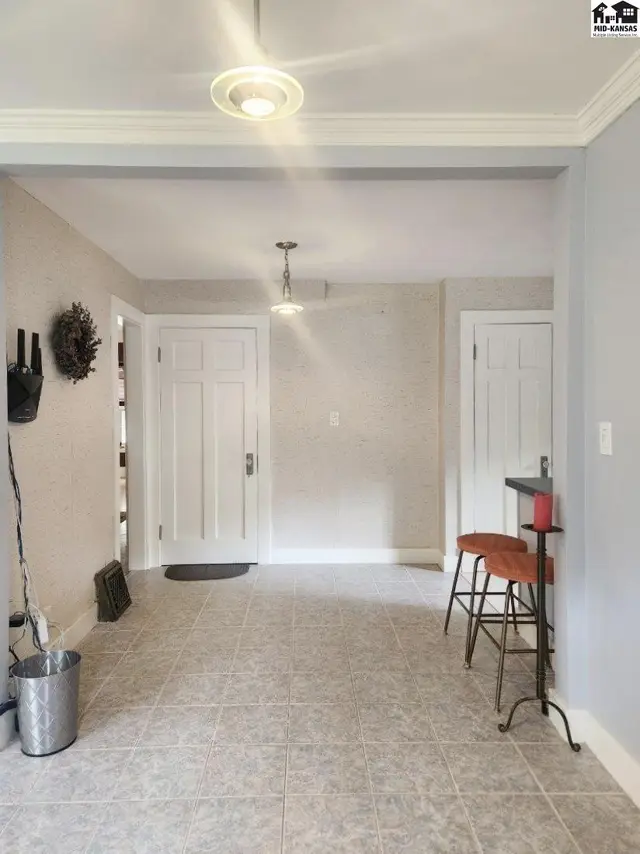 Photo of 108 W 19th Ave, Hutchinson, KS