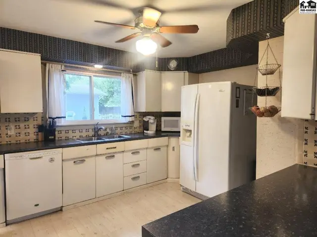 Photo of 108 W 19th Ave, Hutchinson, KS