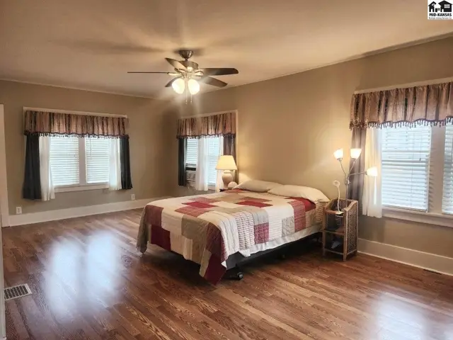 Photo of 108 W 19th Ave, Hutchinson, KS