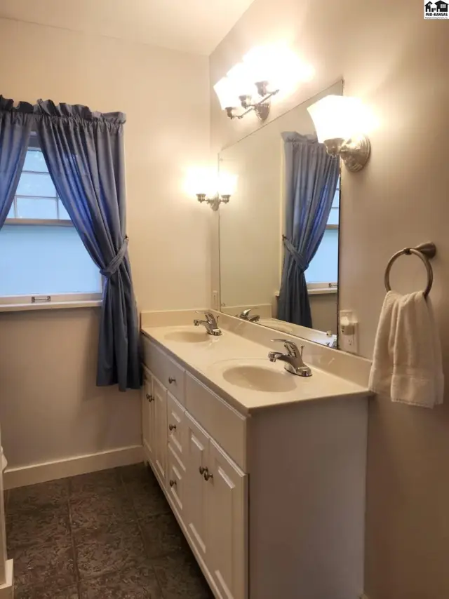 Photo of 108 W 19th Ave, Hutchinson, KS