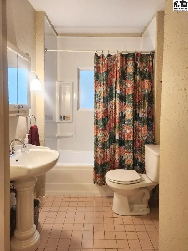 Photo of 108 W 19th Ave, Hutchinson, KS