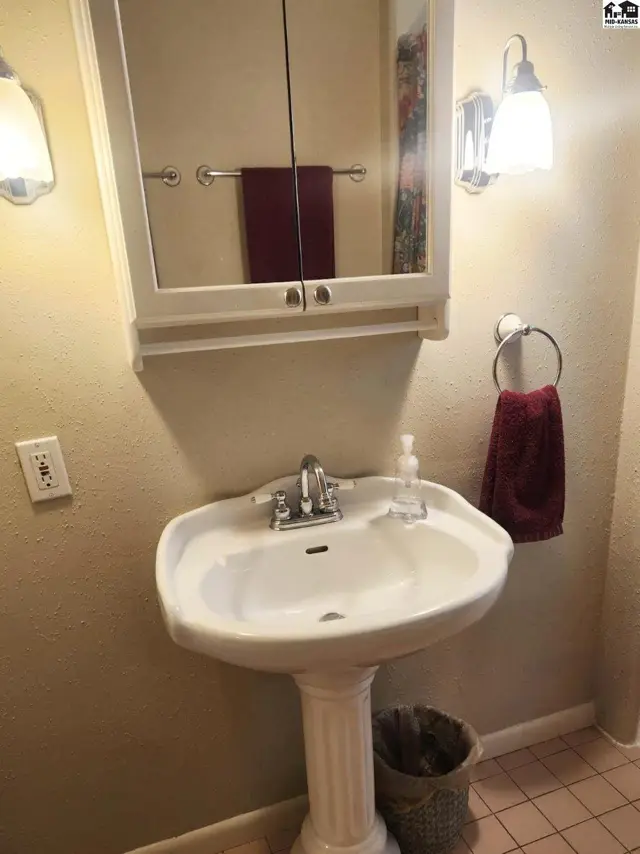 Photo of 108 W 19th Ave, Hutchinson, KS