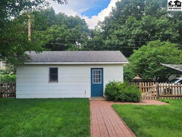 Photo of 108 W 19th Ave, Hutchinson, KS