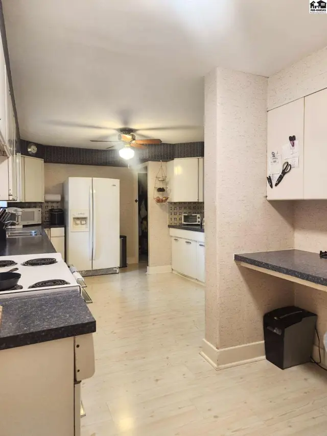Photo of 108 W 19th Ave, Hutchinson, KS