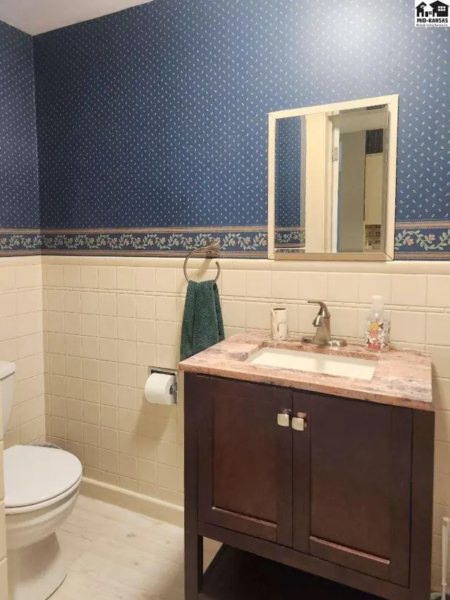 Photo of 108 W 19th Ave, Hutchinson, KS
