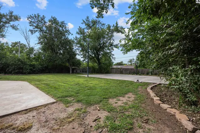 Photo of 16 Carlton Rd, Hutchinson, KS