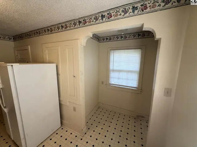 Photo of 214 E 16th Ave, Hutchinson, KS