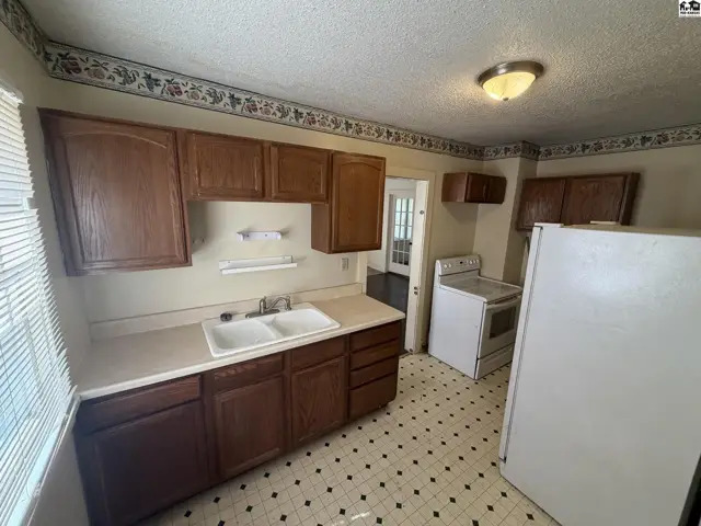 Photo of 214 E 16th Ave, Hutchinson, KS