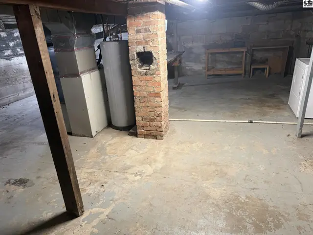 Photo of 214 E 16th Ave, Hutchinson, KS