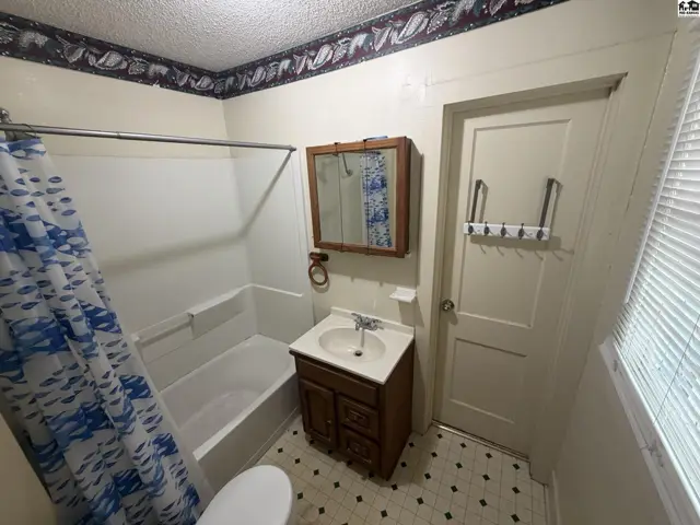 Photo of 214 E 16th Ave, Hutchinson, KS