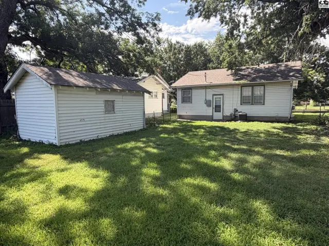 Photo of 214 E 16th Ave, Hutchinson, KS