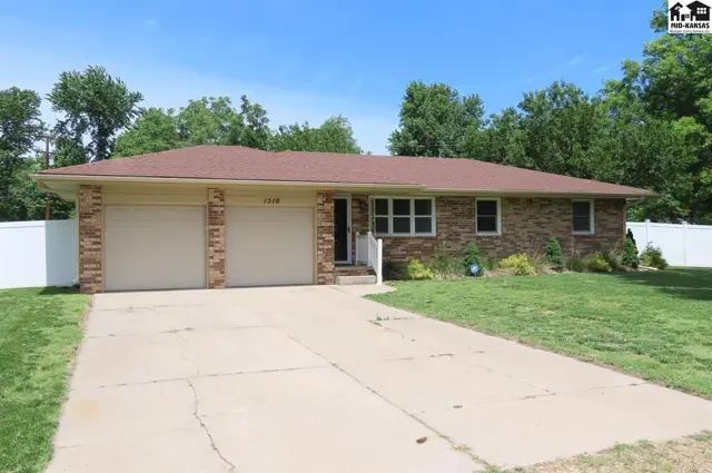 Photo of 1510 Linda Ln, Hutchinson, KS