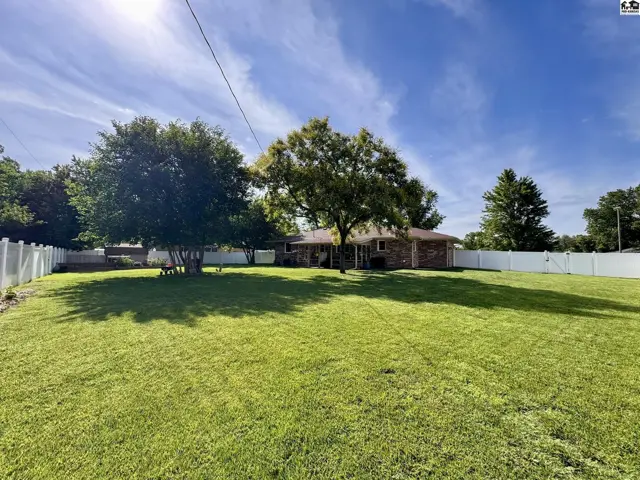 Photo of 1510 Linda Ln, Hutchinson, KS