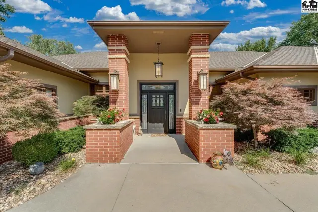 Photo of 1 Prairie Dunes Dr, Hutchinson, KS
