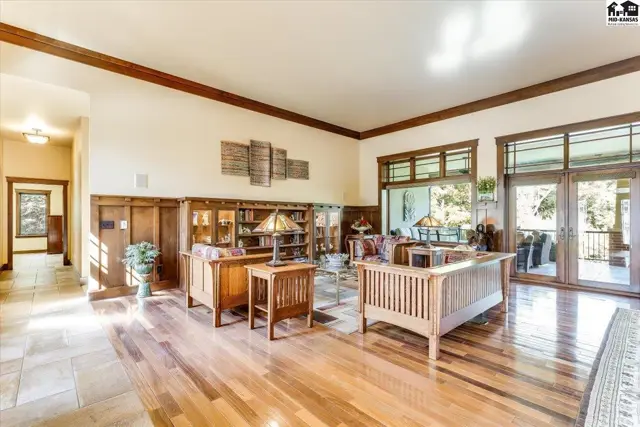 Photo of 1 Prairie Dunes Dr, Hutchinson, KS