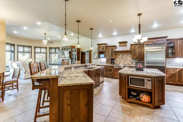 Photo of 1 Prairie Dunes Dr, Hutchinson, KS