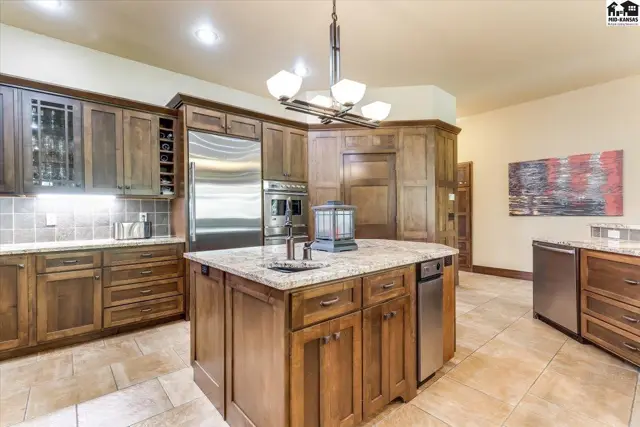 Photo of 1 Prairie Dunes Dr, Hutchinson, KS