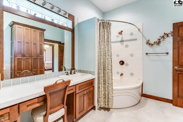 Photo of 1 Prairie Dunes Dr, Hutchinson, KS
