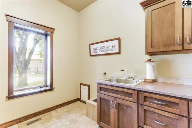 Photo of 1 Prairie Dunes Dr, Hutchinson, KS