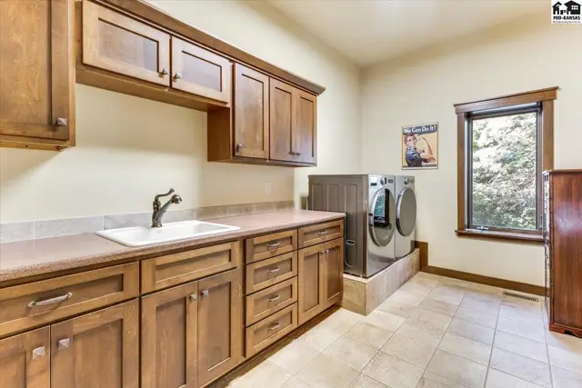 Photo of 1 Prairie Dunes Dr, Hutchinson, KS