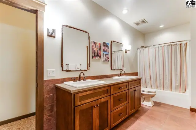 Photo of 1 Prairie Dunes Dr, Hutchinson, KS