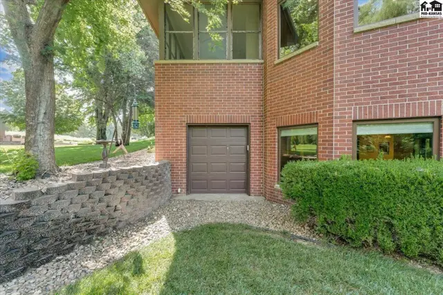Photo of 1 Prairie Dunes Dr, Hutchinson, KS