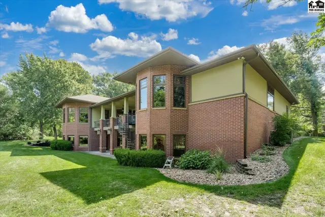 Photo of 1 Prairie Dunes Dr, Hutchinson, KS