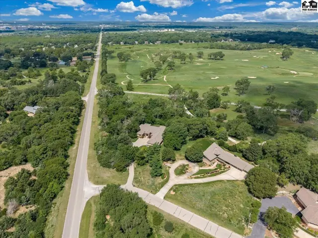 Photo of 1 Prairie Dunes Dr, Hutchinson, KS