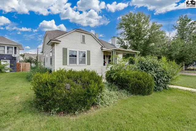 Photo of 30 E 17th Ave, Hutchinson, KS