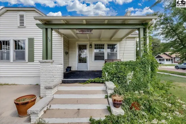 Photo of 30 E 17th Ave, Hutchinson, KS