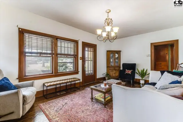 Photo of 30 E 17th Ave, Hutchinson, KS
