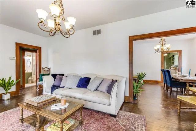 Photo of 30 E 17th Ave, Hutchinson, KS
