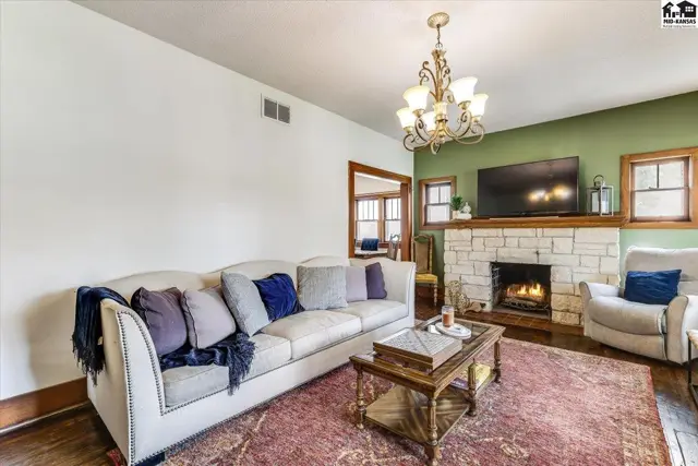 Photo of 30 E 17th Ave, Hutchinson, KS