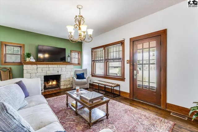 Photo of 30 E 17th Ave, Hutchinson, KS