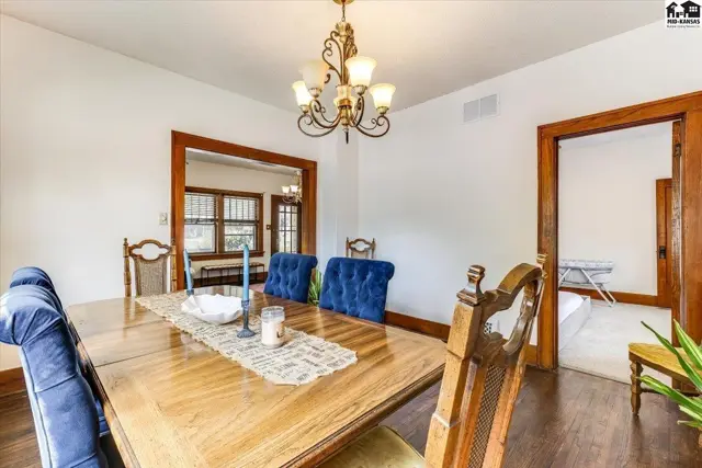 Photo of 30 E 17th Ave, Hutchinson, KS